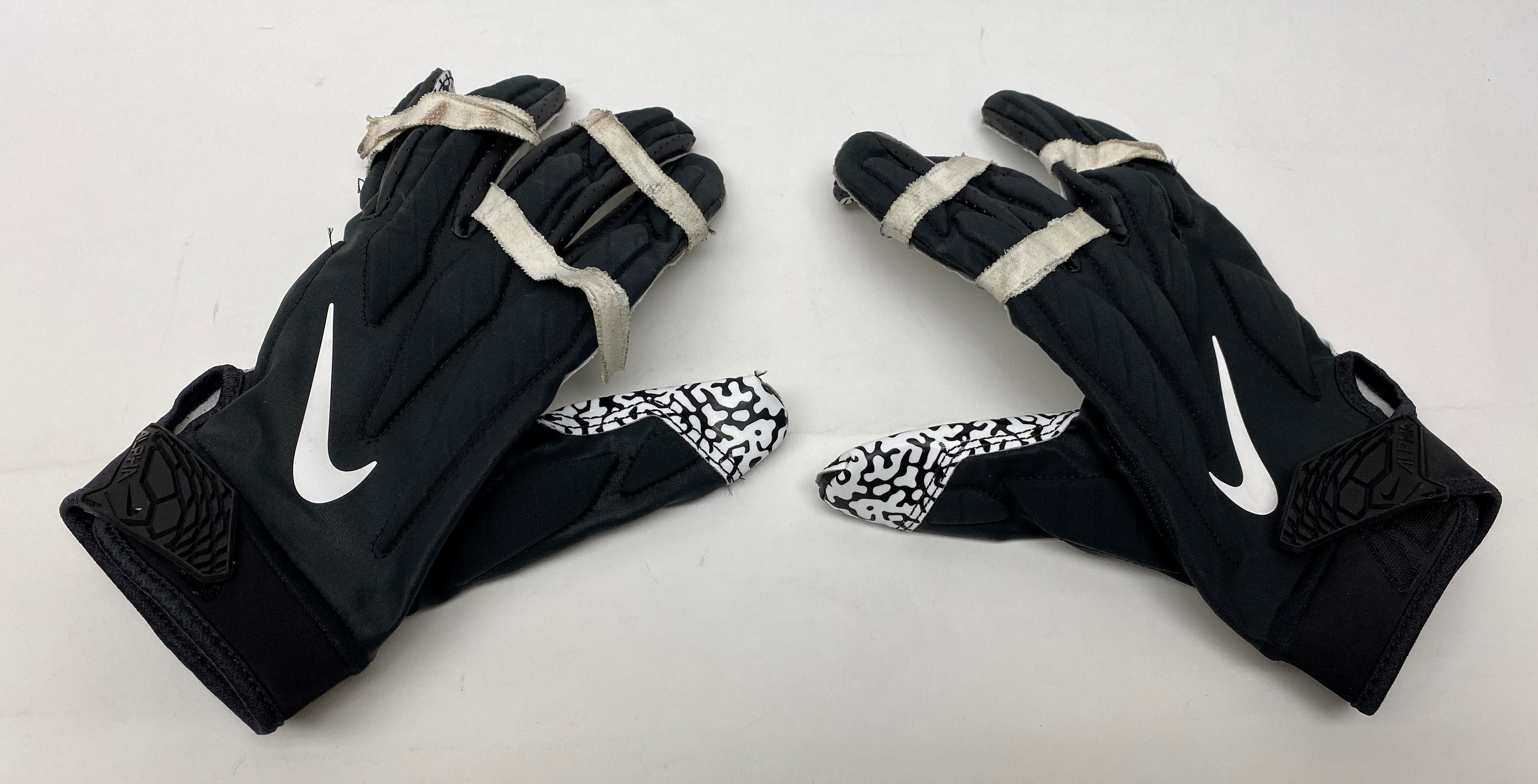Danielle_Hunter_Gloves