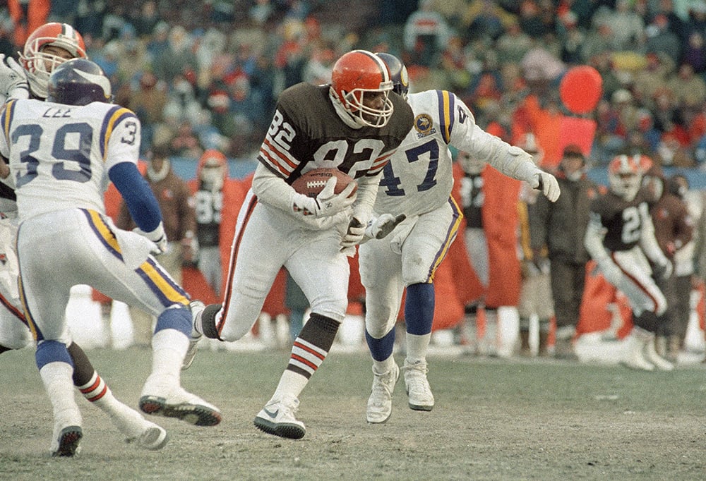 Hall of Fame tight end Ozzie Newsome carries the football.
