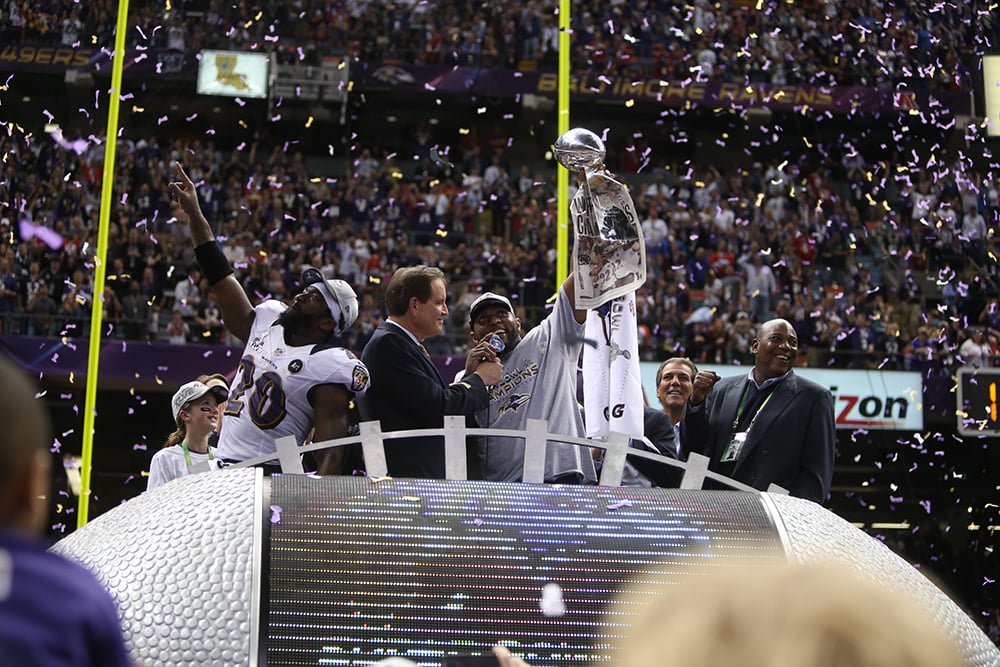 The Ravens (conceding a late safety) beat the 49ers, in a game featuring three future members of the Pro Football Hall of Fame, 34-31.